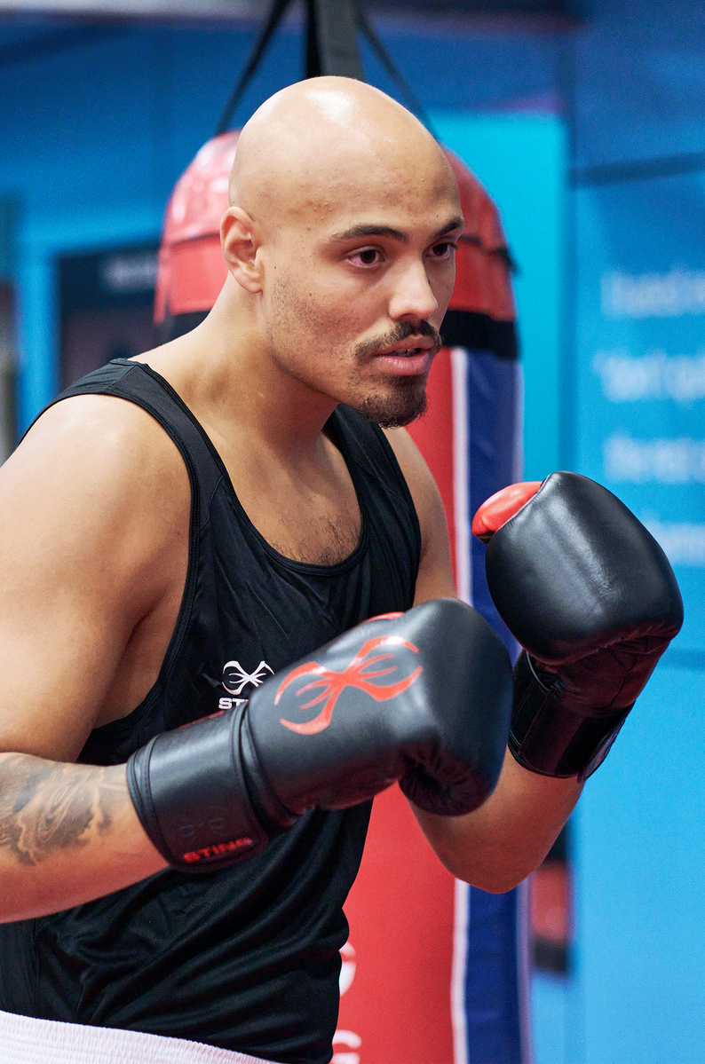 STING Evolution Boxing Glove — Black/Red
